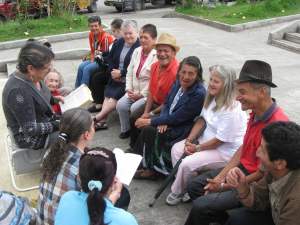 ARANZAZU_LEYENDO_CON_LOS_ABUELOS