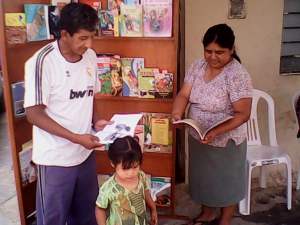 PADRES-DE-FAMILIA-LEYENDO-1024x768