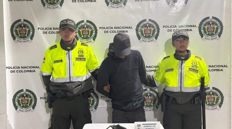 Policía captura a alias “Peluca” e incauta un arma de fuego Policía captura a alias “Peluca” e incauta un arma de fuego