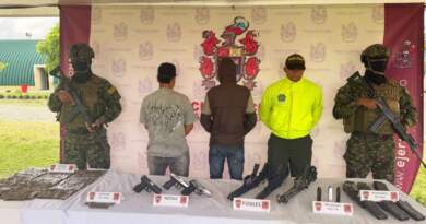 Tres fusiles y tres pistolas fueron entregados tras sometimiento de dos jóvenes en Tumaco Tres fusiles y tres pistolas fueron entregados tras sometimiento de dos jóvenes en Tumaco