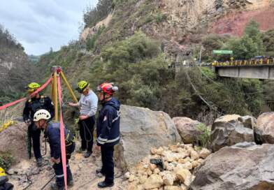 Camión cayó al río Guáitara tras precipitarse desde el puente de Potosí Camión cayó al río Guáitara tras precipitarse desde el puente de Potosí