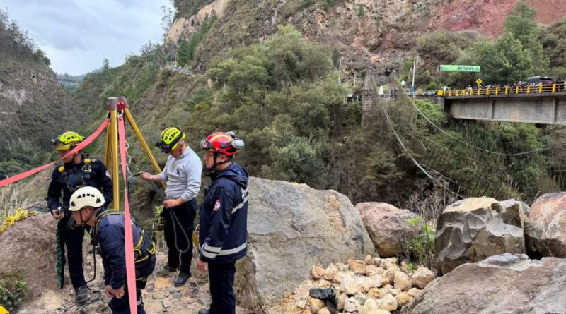 Camión cayó al río Guáitara tras precipitarse desde el puente de Potosí Camión cayó al río Guáitara tras precipitarse desde el puente de Potosí