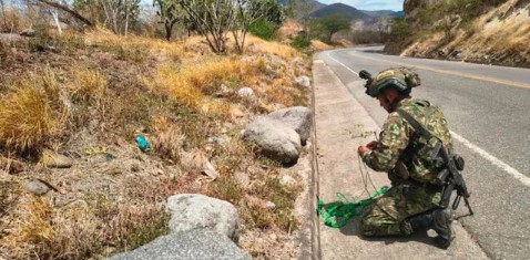 Ejército destruyó área minada en la vía Panamericana entre Nariño y Cauca Ejército destruyó área minada en la vía Panamericana entre Nariño y Cauca